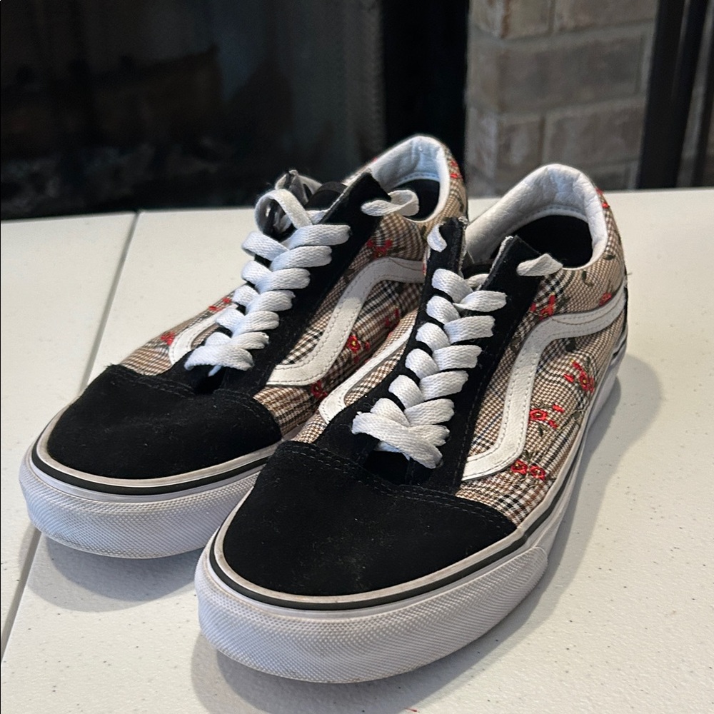 Vans Men's Black/White Plaid With Flowers Sneaker Men’s Size 8.5 Women’s Size 10